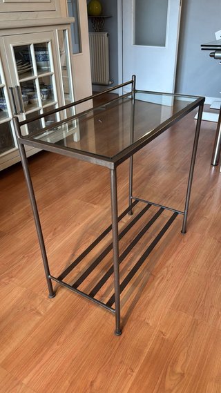 Mesa auxiliar de hierro fundido y cristal