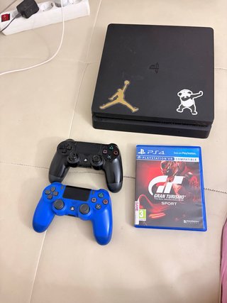 PS4 Slim 1TB Negra + Gran Turismo Sport + 2 mandos