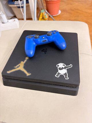 PS4 Slim 1TB Negra + Gran Turismo Sport + 2 mandos