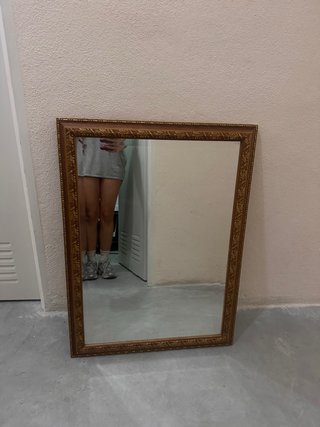 Espejo de pared dorado con marco decorativo