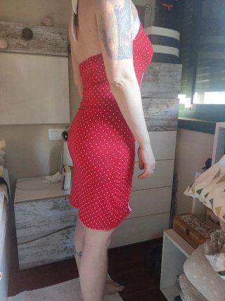 Vestido rojo con lunares blancos