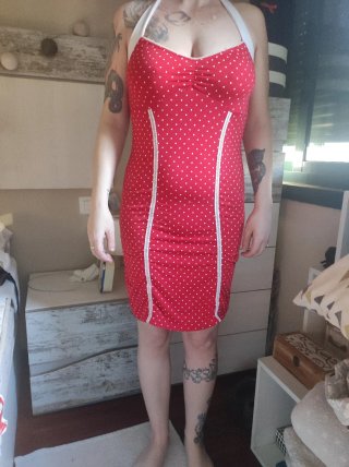 Vestido rojo con lunares blancos
