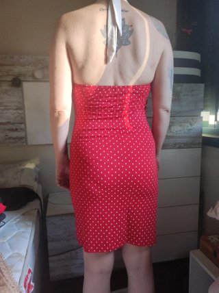 Vestido rojo con lunares blancos