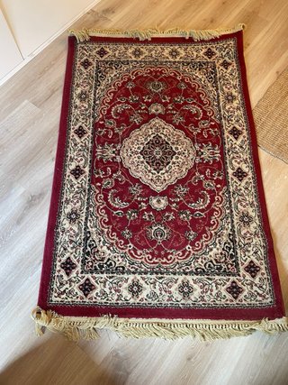 Alfombra oriental roja y beige