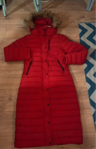 Abrigo largo acolchado rojo con capucha tS nueva