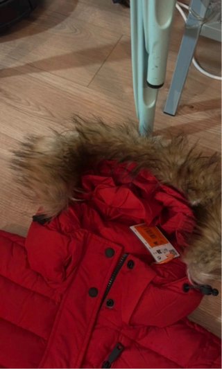 Abrigo largo acolchado rojo con capucha tS nueva