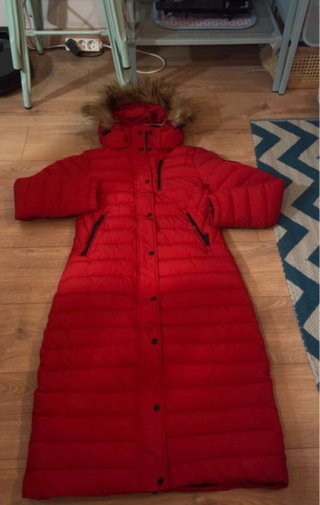 Abrigo largo acolchado rojo con capucha tS nueva