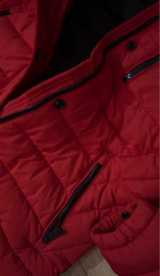 Abrigo largo acolchado rojo con capucha tS nueva