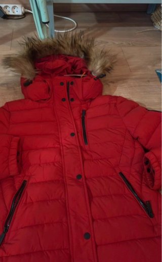 Abrigo largo acolchado rojo con capucha tS nueva