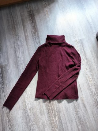 Jrséis de cuello alto granate y gris