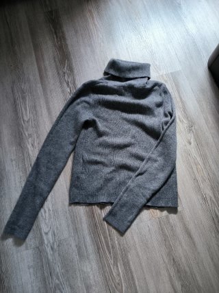 Jrséis de cuello alto granate y gris
