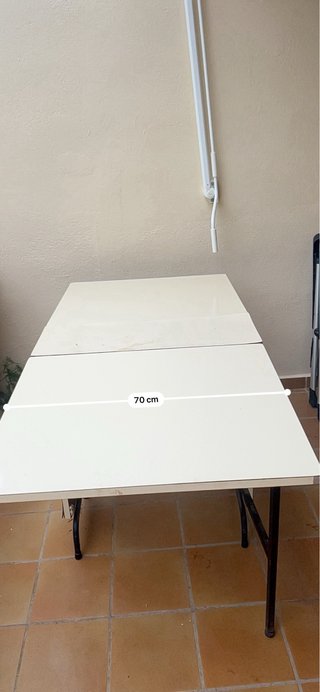 Mesa plegable beige y negra