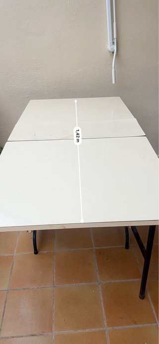 Mesa plegable beige y negra