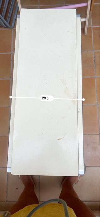 Mesa plegable beige y negra