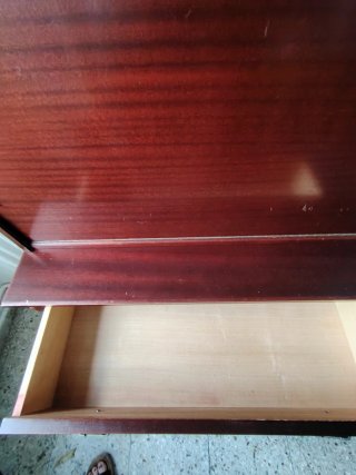 Mueble de madera con cajones