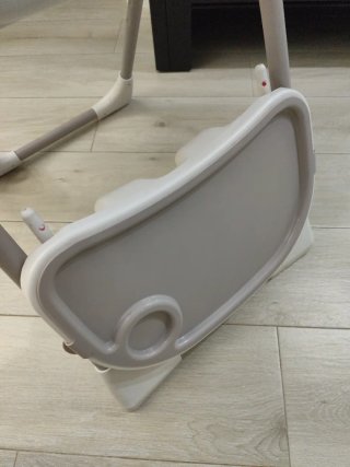 Trona de bebé gris y blanca Jané