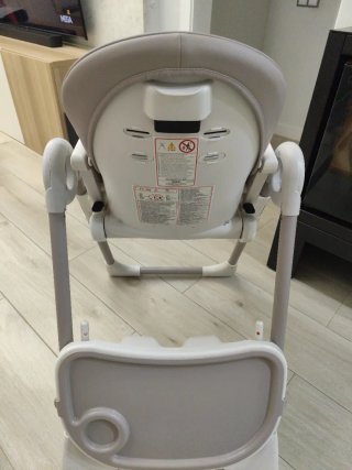 Trona de bebé gris y blanca Jané