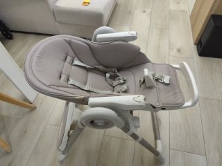 Trona de bebé gris y blanca Jané