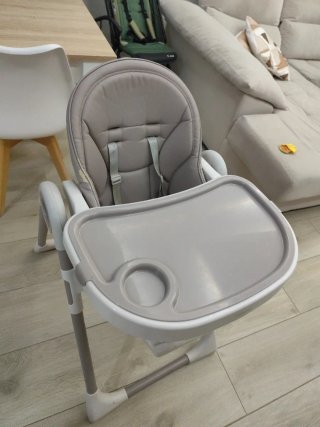 Trona de bebé gris y blanca Jané