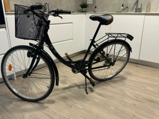 Bicicleta de paseo negra con cesta