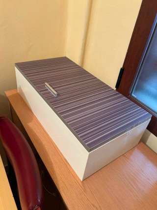 Mueble de baño blanco y morado