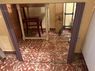 Mueble de baño blanco y morado