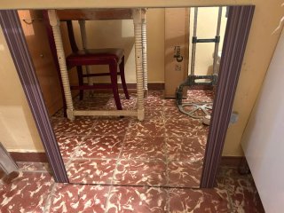 Mueble de baño blanco y morado