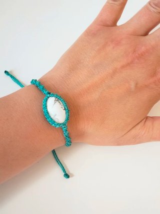 Bracciale macramè con Howlite bianca cabochon