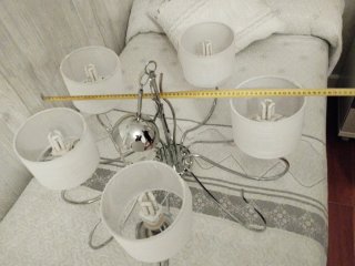 Lámpara de mesa plateada y blanca