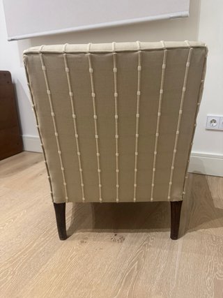 Butaca beige recién tapizada