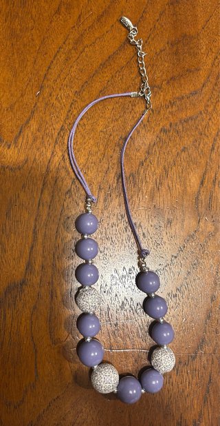 Collar de cuentas moradas y plateadas