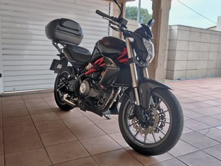 Moto Benelli TNT 300 Negra y Roja