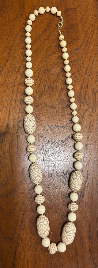 Collar de cuentas beige y doradas