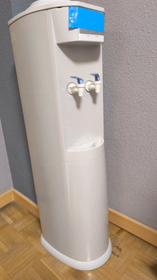 Dispensador de agua caliente y fría