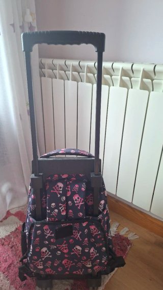Mochila con ruedas y estampado calaveras