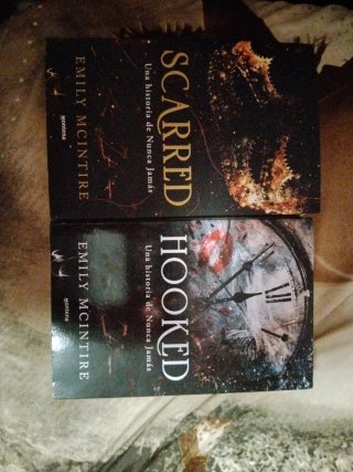 Hooked y Scarred