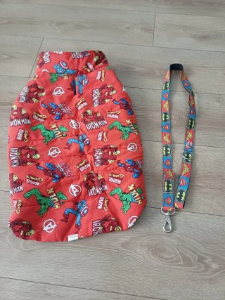 Conjunto perro: abrigo y correa super héroes