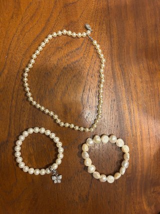 Collar y 2 pulseras de perlas