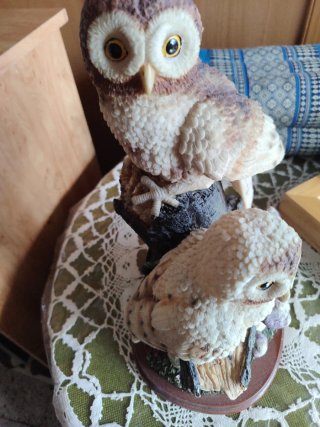 Figura de búhos decorativa