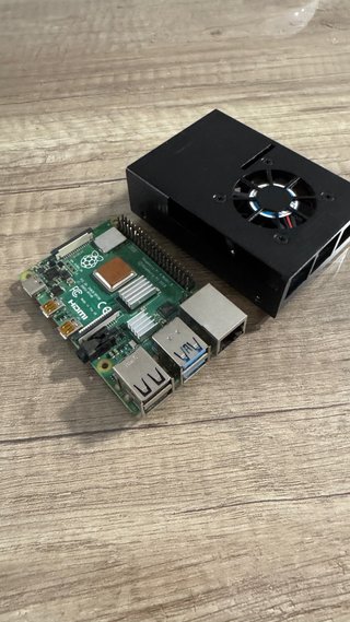 Raspberry Pi 4 con carcasa negra