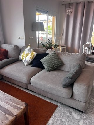 Sofá gris de tela