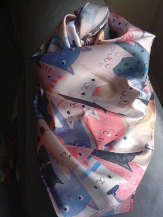 Pañuelo o chal tacto seda con gatos