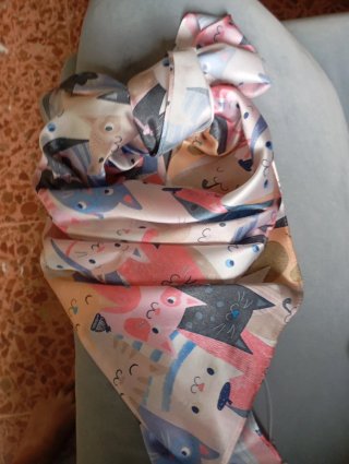 Pañuelo o chal tacto seda con gatos