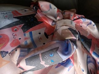 Pañuelo o chal tacto seda con gatos