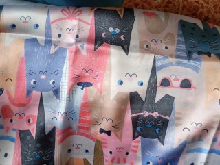 Pañuelo o chal tacto seda con gatos