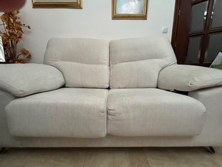 Sofá de tela beige