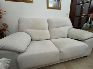 Sofá de tela beige