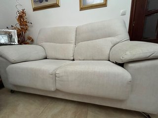 Sofá de tela beige
