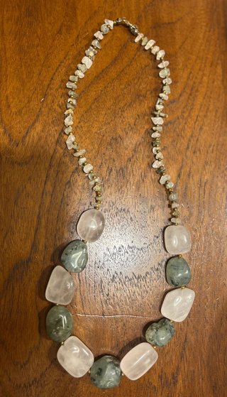 Collar piedras naturales rosa y verde