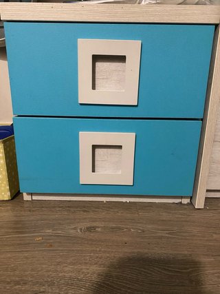 Mueble y mesas azules y blancos